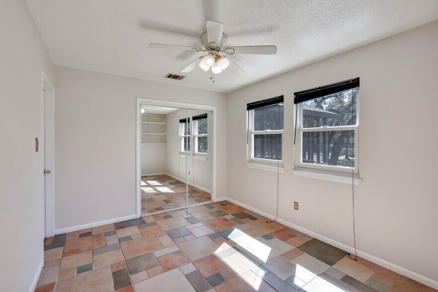 More Photos Of 16001 Awalt Dr, Austin Office For Sale
