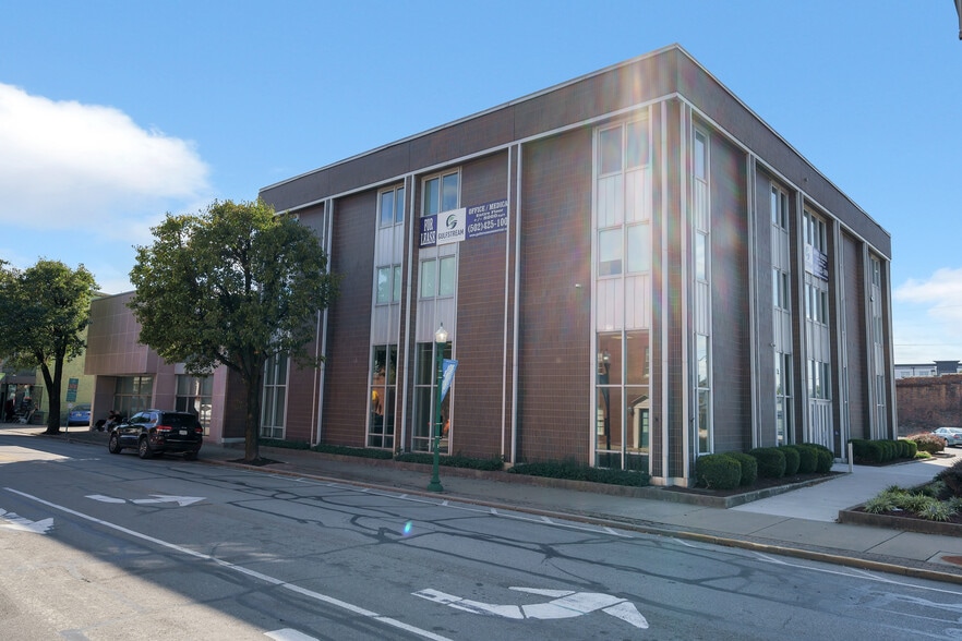 More Photos Of 443 Spring St, Jeffersonville Office For Lease