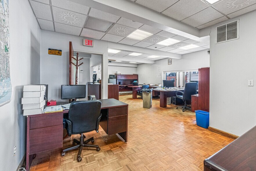 More Photos Of 75 Windsor Ave, Mineola Warehouse For Sale