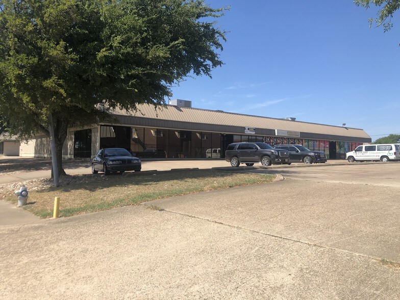 More Photos Of 201 Executive Way, DeSoto Showroom For Lease