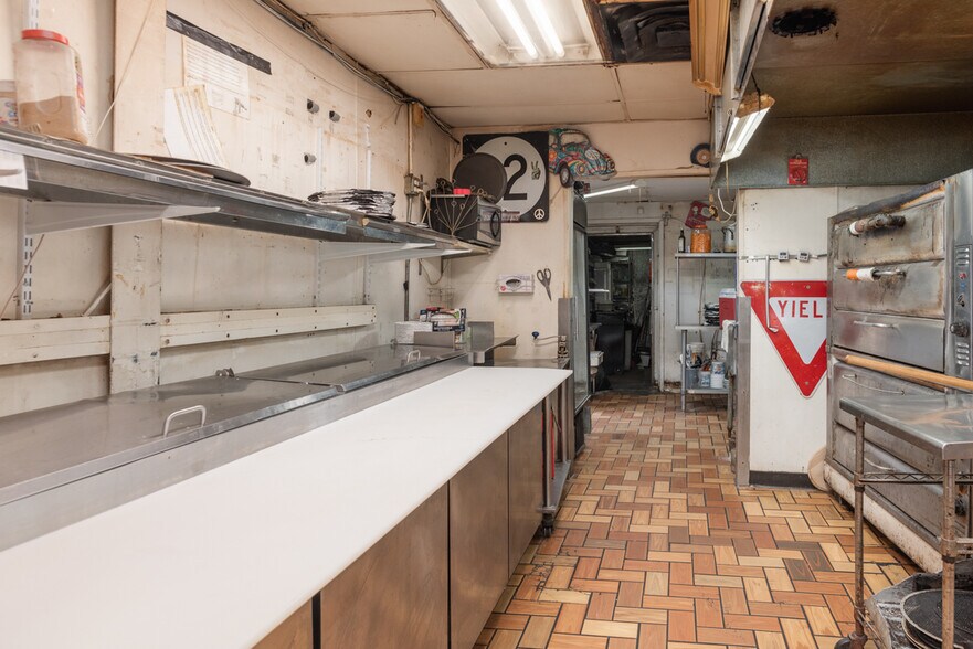 More Photos Of 408 University Dr, Starkville Restaurant For Sale