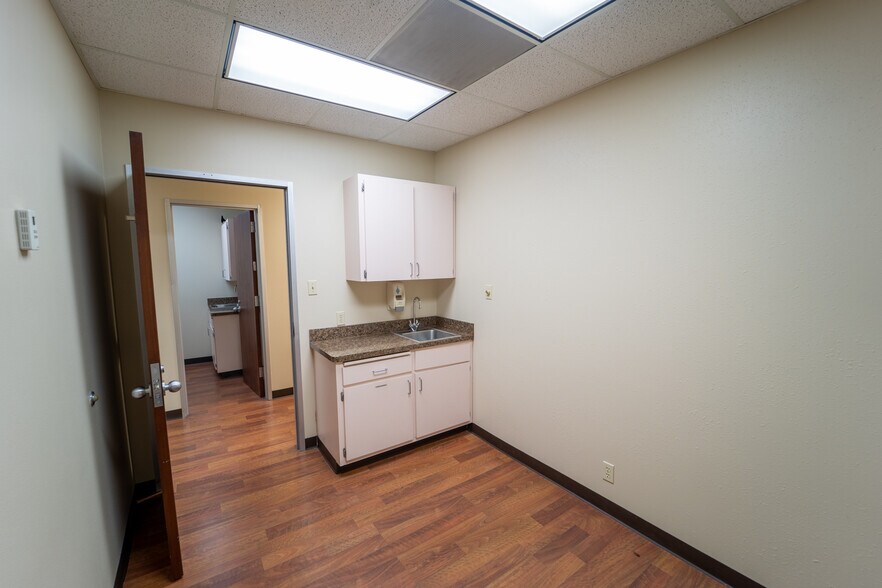 More Photos Of 115 Medical Dr, Victoria Medical For Sale