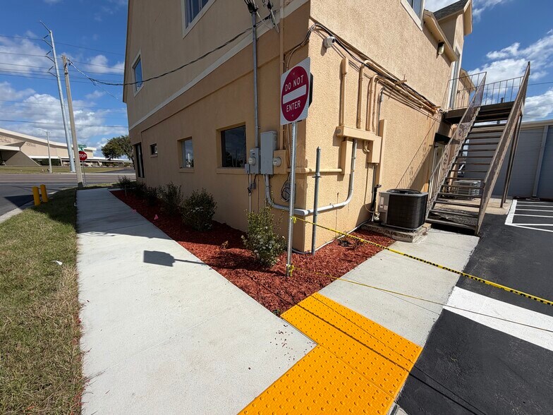 More Photos Of 1598 Havendale Blvd NW, Winter Haven General Retail For Lease