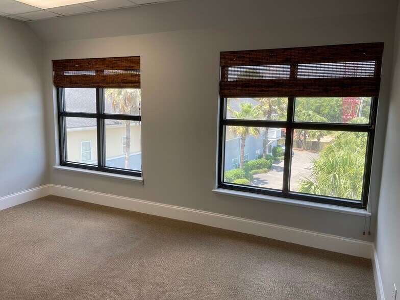 More Photos Of 670 Marina Dr, Charleston Office For Lease