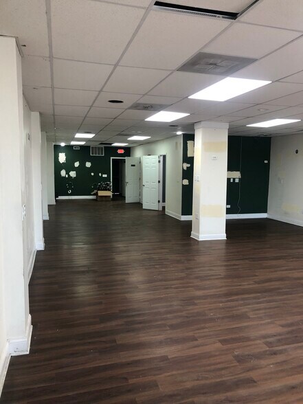 More Photos Of 417 Railroad Ave, Round Lake Freestanding For Lease