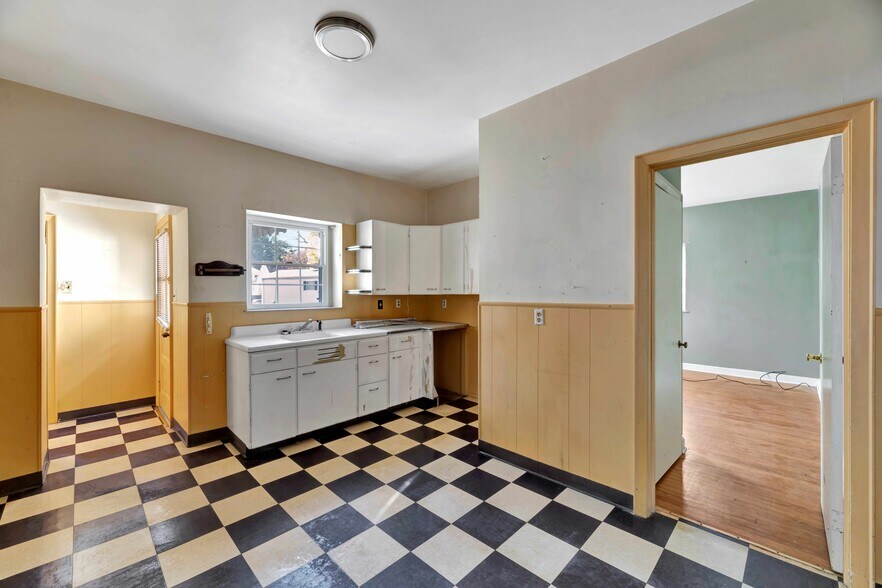 More Photos Of 2107 Harrison Ave, Wilmington Light Distribution For Sale