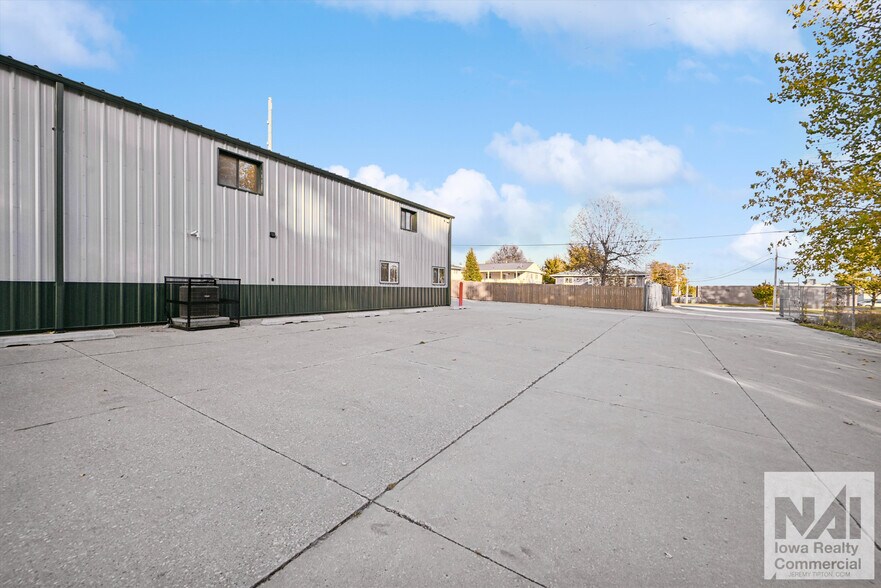 More Photos Of 1402 SW 18th St, Cedar Rapids Warehouse For Sale