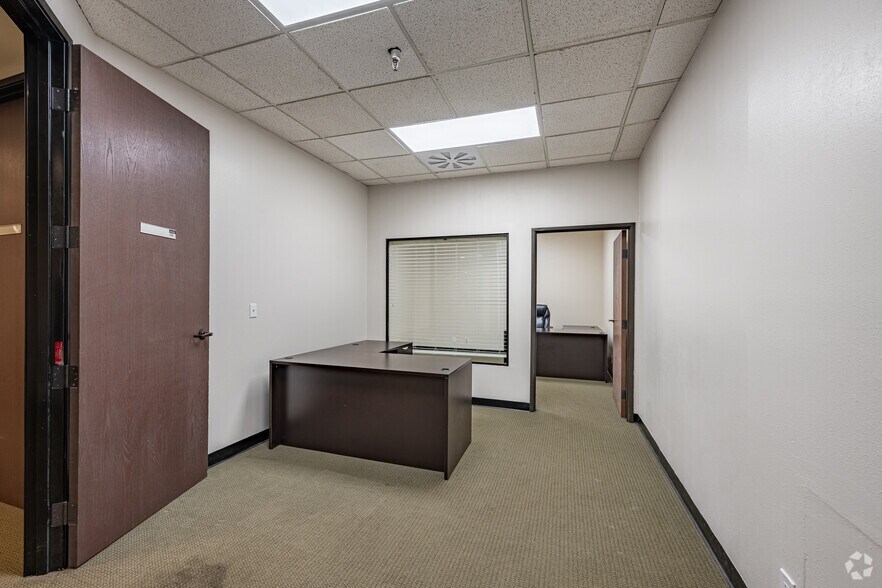 More Photos Of 1611 W Pomona Rd, Corona Unknown For Lease