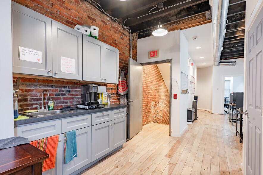 More Photos Of 319 Bainbridge St, Philadelphia Office Residential For Sale