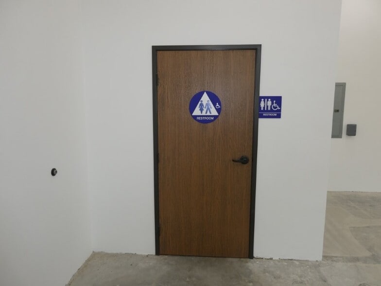 More Photos Of 1427 W Glenoaks Blvd, Glendale General Retail For Lease