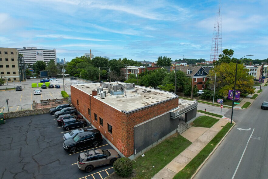 More Photos Of 300 W Linwood Blvd, Kansas City Office For Sale