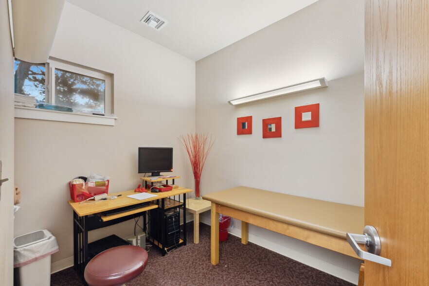 More Photos Of 1963 Thompson Rd, Coos Bay Hospital For Lease