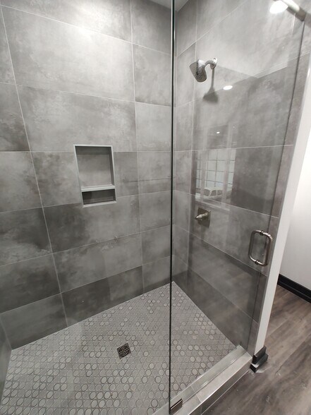 More Photos Of 165 Perimeter Road Rd, Longview Airplane Hangar For Sale