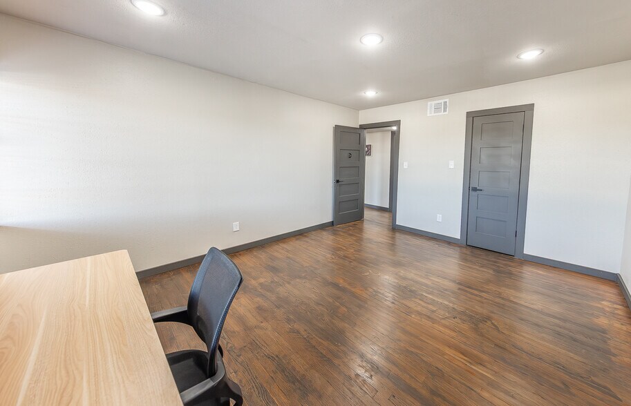 More Photos Of 2617-2619 34th St, Lubbock Loft Creative Space For Sale