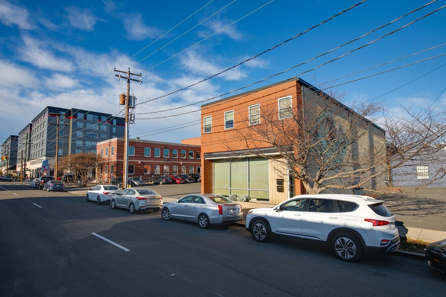 More Photos Of 3310 W Clay St, Richmond Showroom For Lease