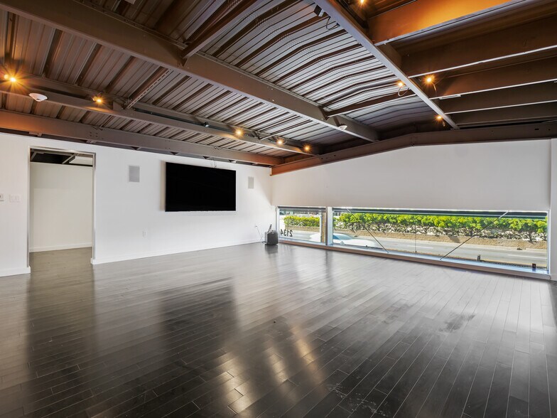More Photos Of 2134 S Sepulveda Blvd, Los Angeles Showroom For Sale