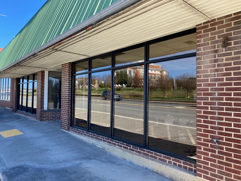 More Photos Of 100 N 3rd Ave, Chatsworth Showroom For Lease