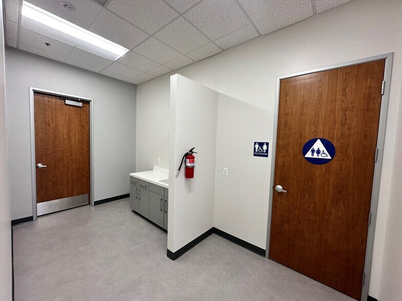 More Photos Of 301-445 N Figueroa St, Wilmington Warehouse For Lease