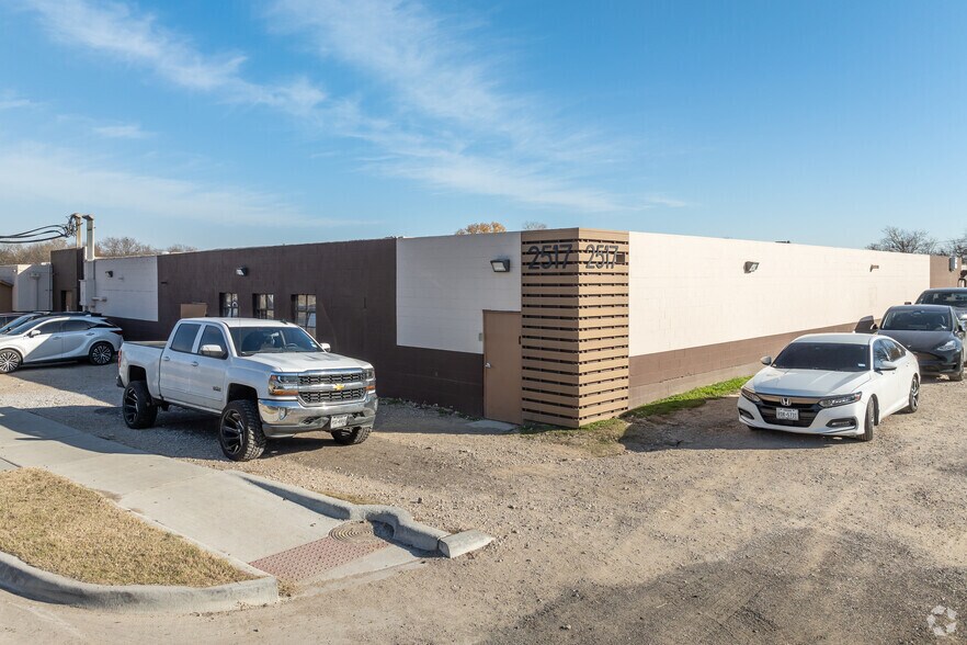 More Photos Of 2463-2517 S Riverside Dr, Fort Worth Manufacturing For Lease