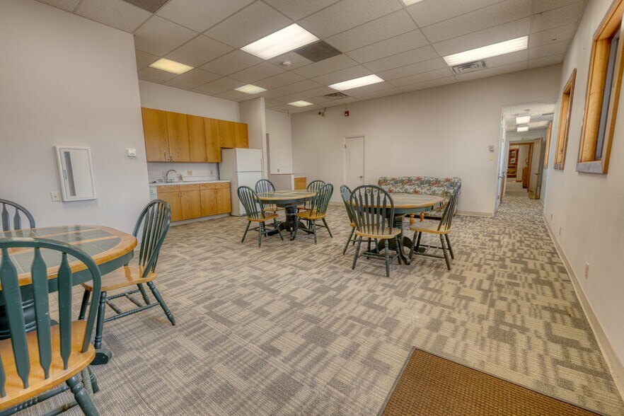 More Photos Of 100 Oak Ave, Eaton Bank For Lease