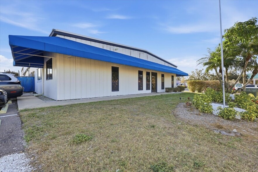 More Photos Of 711 60th St Ct E, Bradenton Light Distribution For Sale