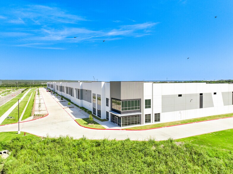 More Photos Of 435 Aiken Dr, San Marcos Distribution For Sale