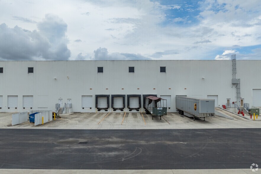 More Photos Of 400 Hillsboro Technology Dr, Deerfield Beach Distribution For Lease