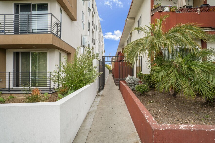More Photos Of 4053 Oakwood Ave, Los Angeles Apartments For Sale