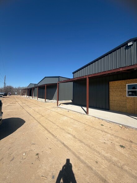 More Photos Of 506 S Access Rd, Clyde Flex For Lease