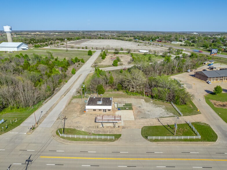 More Photos Of 1221 N 8th Ave, Stroud Convenience Store For Sale