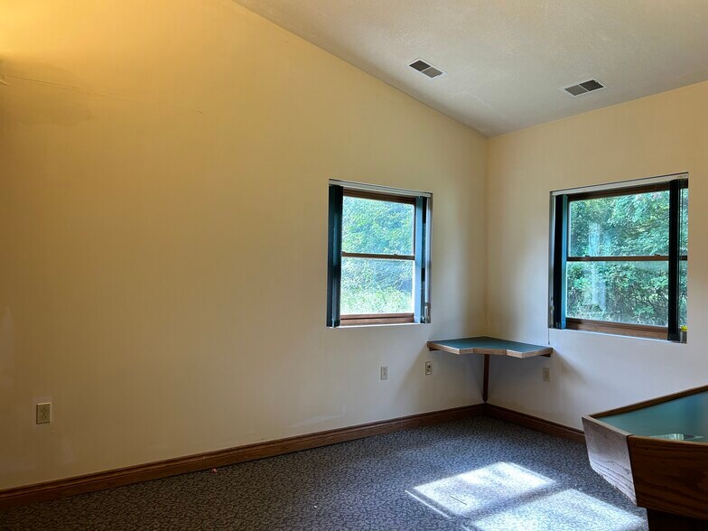 More Photos Of 3614-3616 Lake St, Kalamazoo Warehouse For Lease