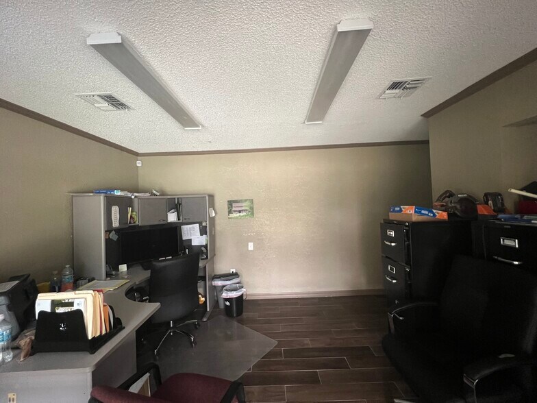 More Photos Of 20907 Bowman Rd, Spring Hill Light Distribution For Sale