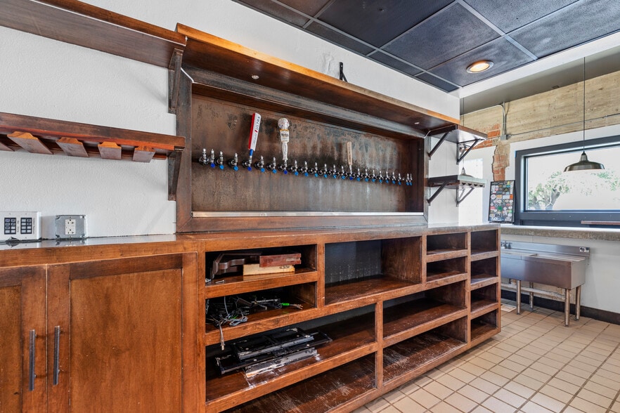 More Photos Of 208 S Castell Ave, New Braunfels Restaurant For Lease