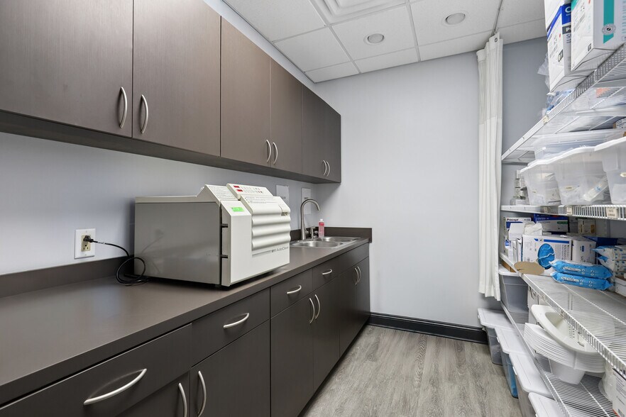 More Photos Of 859 Park Ave, Orange Park Medical For Sale