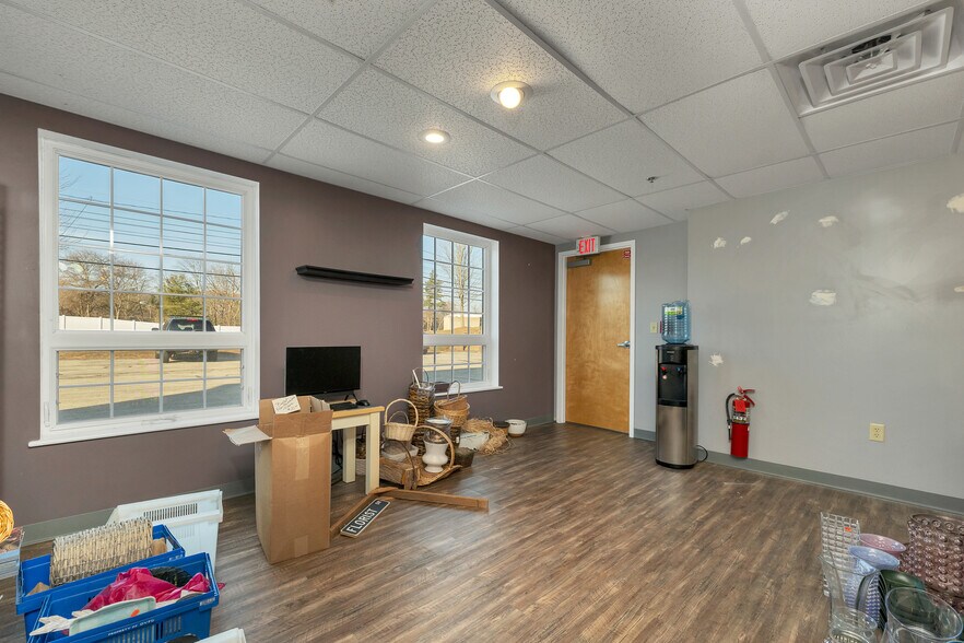 More Photos Of 45 Londonderry Tpke, Hooksett Office For Lease