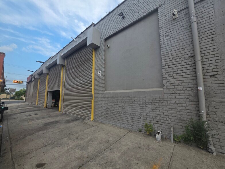 More Photos Of 413-417 Frelinghuysen Ave, Newark Light Distribution For Sale