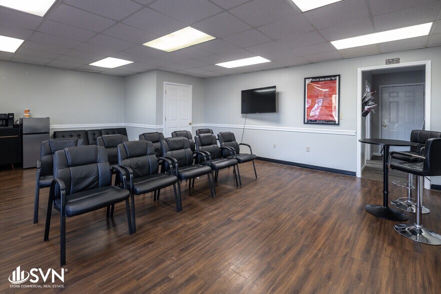 More Photos Of 1050 Enterprise Dr, Lexington Warehouse For Lease