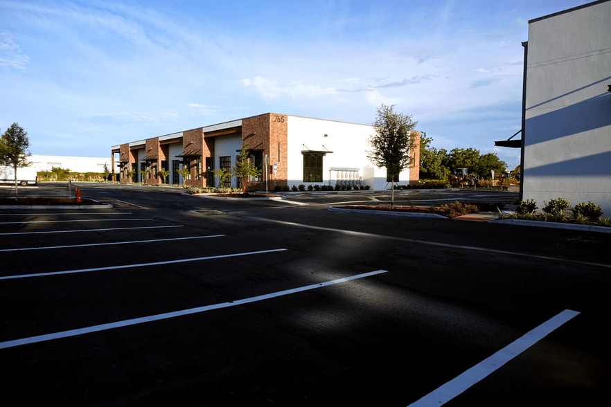More Photos Of 771 Garden Commerce, Winter Garden Research And Development For Lease