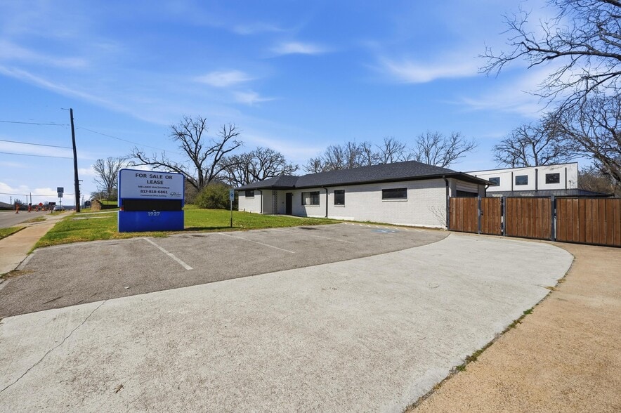 More Photos Of 1927 W Arkansas Ln, Pantego Light Manufacturing For Sale