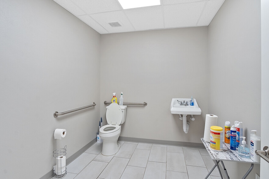 More Photos Of 6724 Paluxy Dr, Tyler Office For Lease