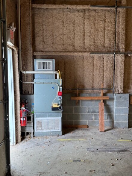 More Photos Of 56-58 River Rd, Chatham Warehouse For Lease