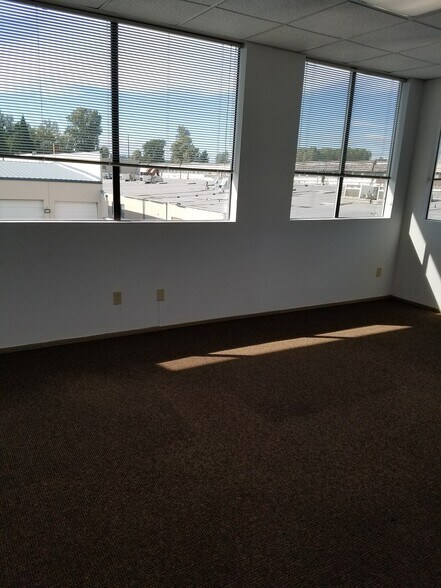 More Photos Of 1303 Central Ave S, Kent Showroom For Lease
