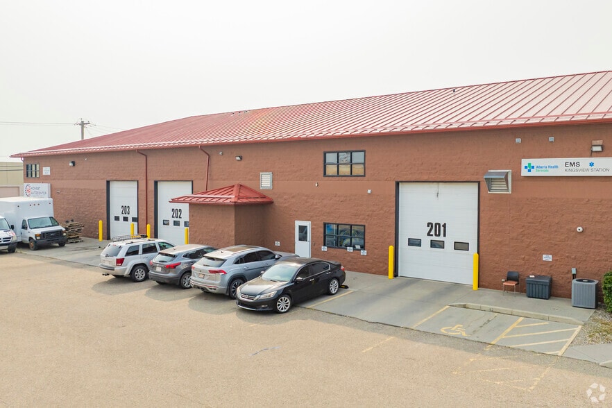 More Photos Of 541 Kingsview Way SE, Airdrie Service For Lease