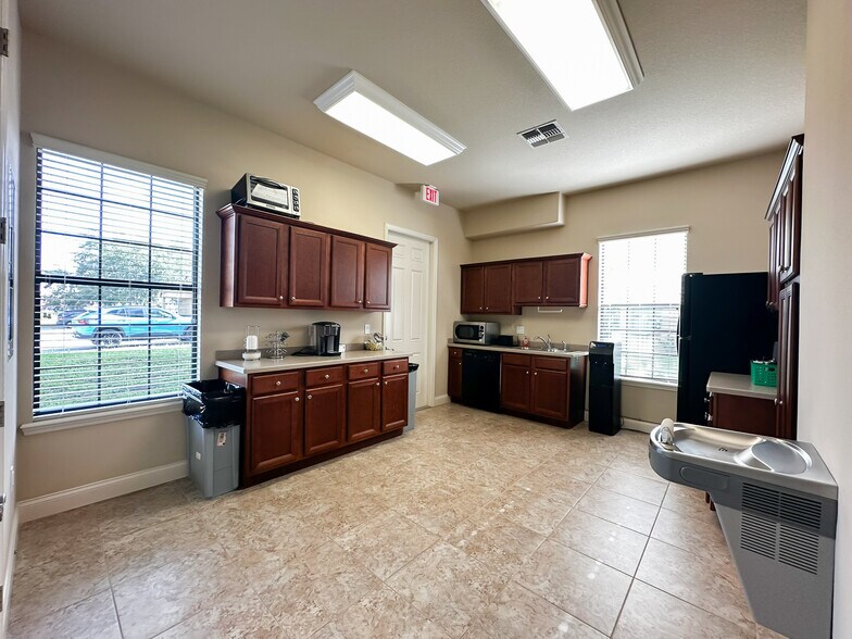 More Photos Of 170 Fitzgerald Rd, Lakeland Office For Lease