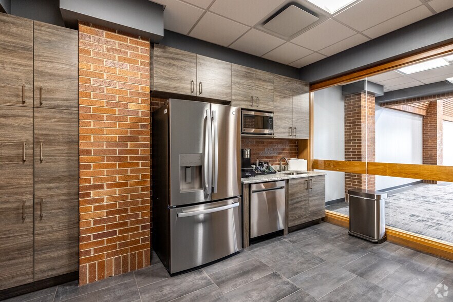 More Photos Of 7300 Westown Pky, West Des Moines Medical For Lease