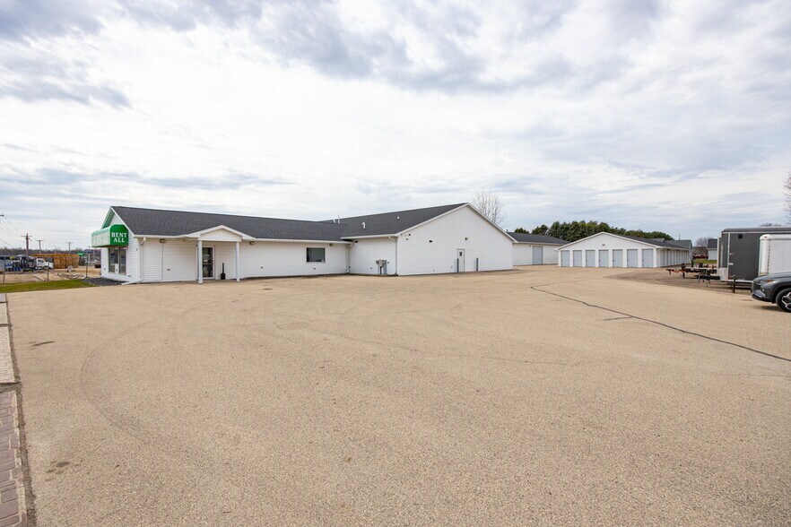 More Photos Of 1375 N Shawano St, New London Flex For Sale