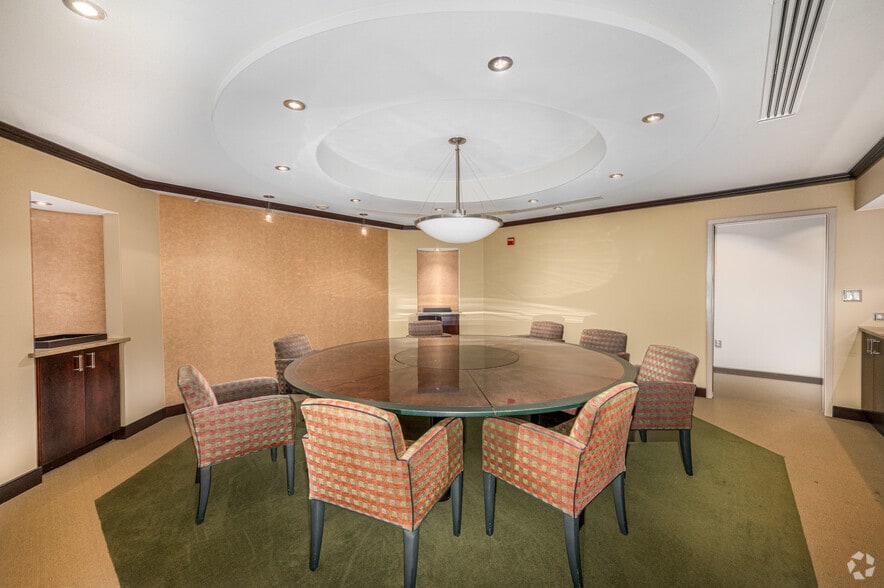 More Photos Of 7220 Wisconsin Ave, Bethesda Medical For Lease