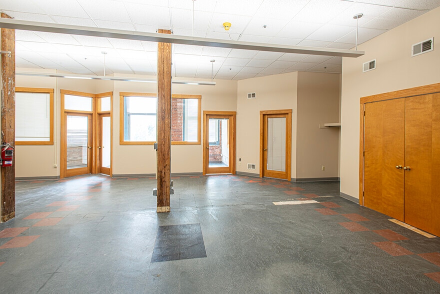 More Photos Of 320 Riverside Dr, Florence Office For Sale
