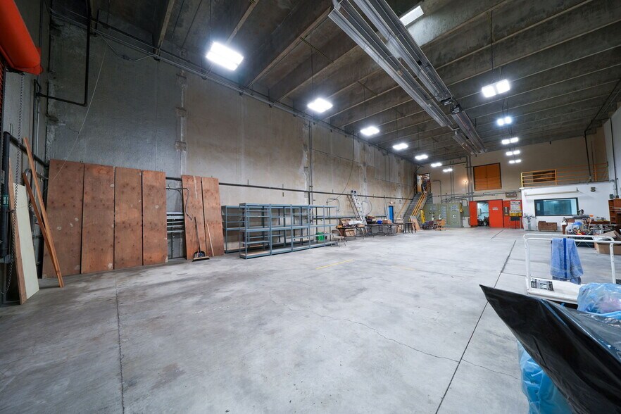 More Photos Of 1555-1557 SE Crystal Lake Dr, Corvallis Warehouse For Lease