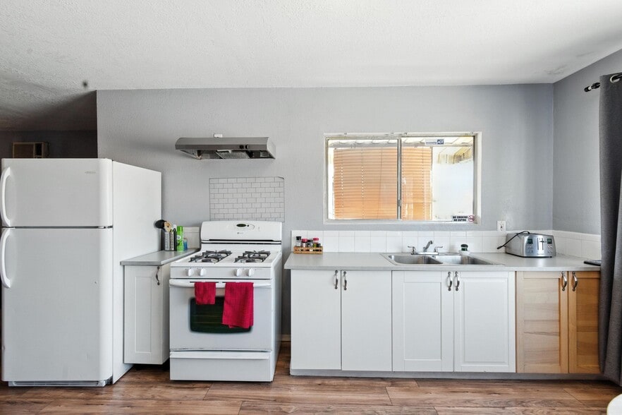 More Photos Of 5332 Beverly Blvd, Los Angeles Office Residential For Sale